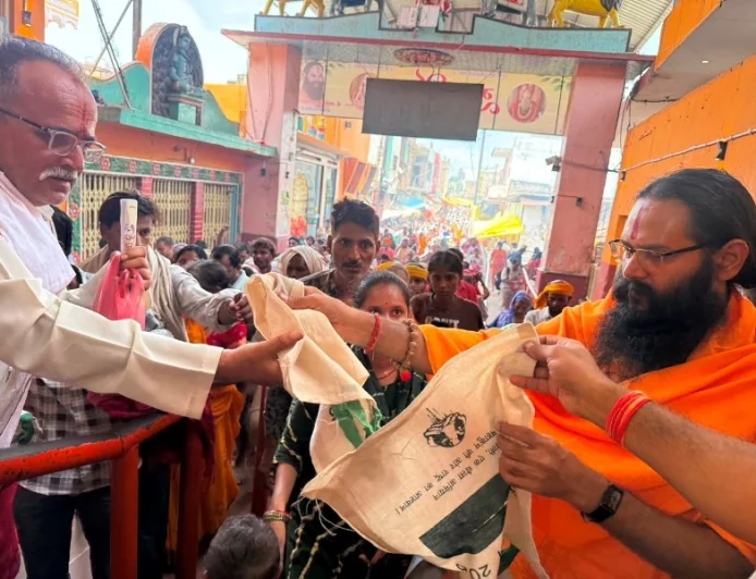 प्लास्टिक मुक्त चित्रकूट बनाने को बांटे गए कपड़े के झोले