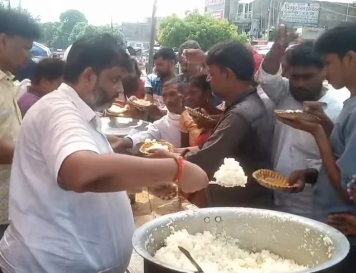 श्रद्धालुओं की वितरित किया गया प्रसाद