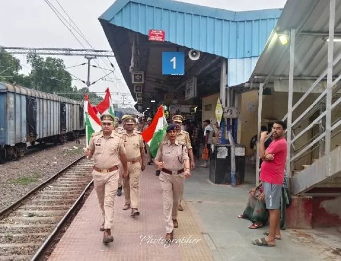 स्वतंत्रता दिवस के मद्देनजर बांदा रेलवे स्टेशन पर चला तिरंगा अभियान