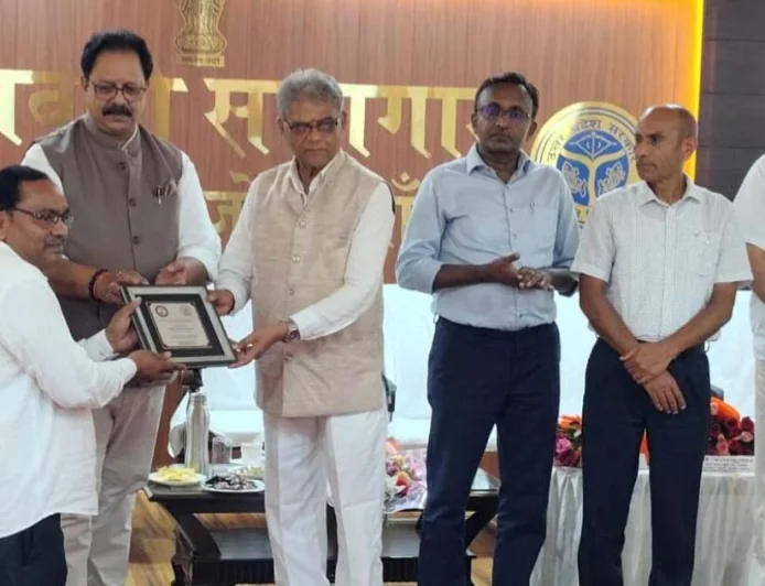 कार्यशाला में सम्मानित किए गए समाजसेवी डॉ. प्रभाकर सिंह