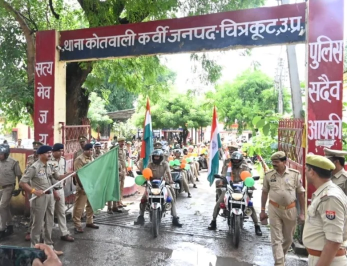स्वतंत्रता दिवस की पूर्व संध्या पर पुलिस ने निकाली तिरंगा बाइक रैली