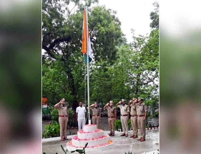 तिरंगे की शान में रंगा बाँदा पुलिस लाइन, वीर शहीदों को किया नमन