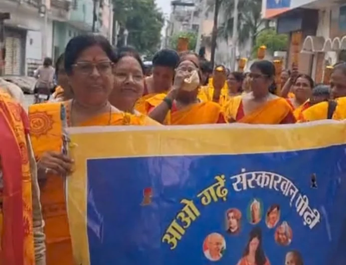 गायत्री परिवार का नारी जय घोष के साथ जन जागरण पदयात्रा