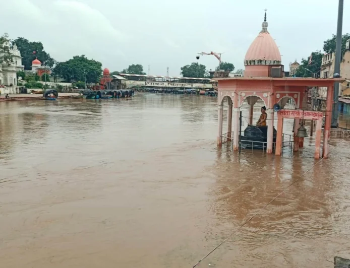 लगातार बारिश से उफनाई मंदाकिनी व बरदहा नदी