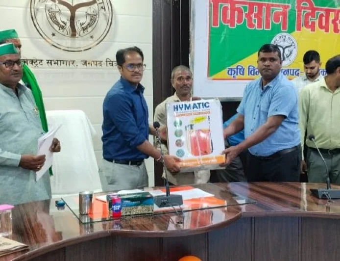 किसानों को वितरित किए गए पावर स्प्रेयर, लाइट ट्रैप