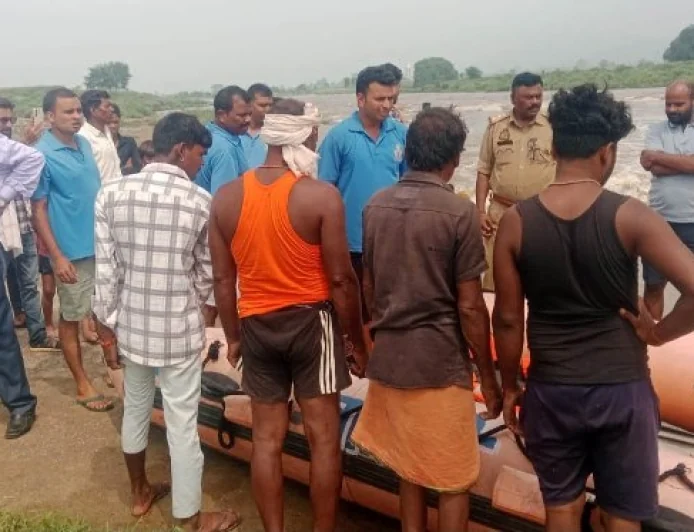 उफान पर बरदहा नदी, एक दर्जन गांवों का संपर्क टूटा