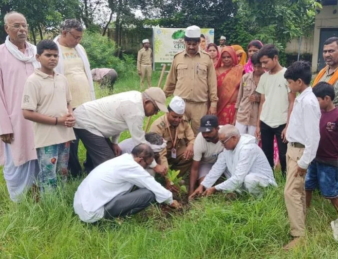 संत निरंकारी सत्संग भवन में किया गया वृक्षारोपण