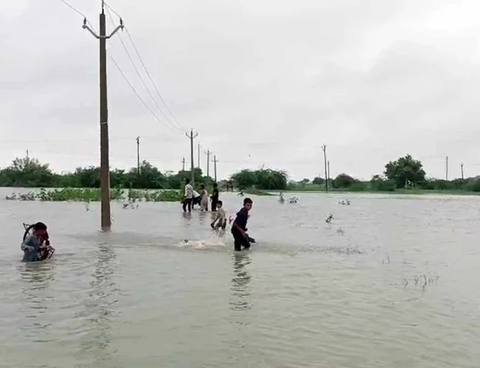 जलभराव ने रोका जगनपुर का रास्ता, रक्षाबंधन पर ग्रामीणों की बढ़ी मुश्किलें