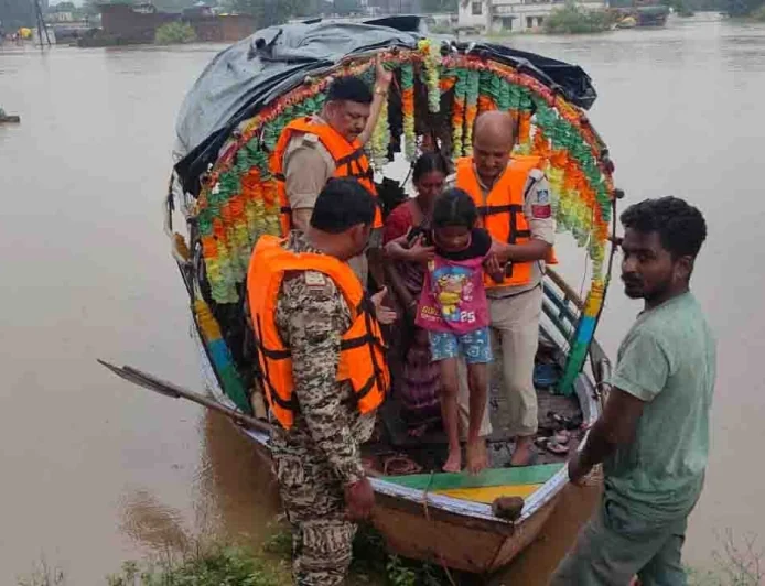 बाढ़ राहत एवं बचाव अभियान जारी, लगभग 80 लोगों को किया गया सुरक्षित रेस्क्यू