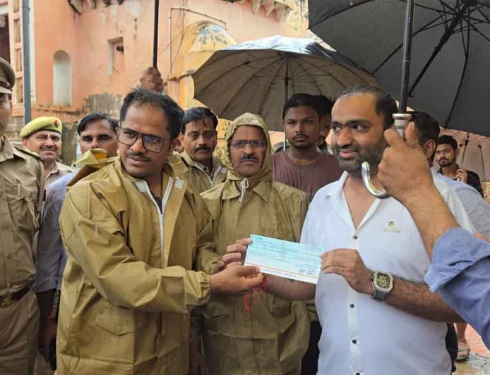 जिलाधिकारी एवं पुलिस अधीक्षक ने रामघाट पहुंचकर बाढ़ की स्थिति का लिया जायजा