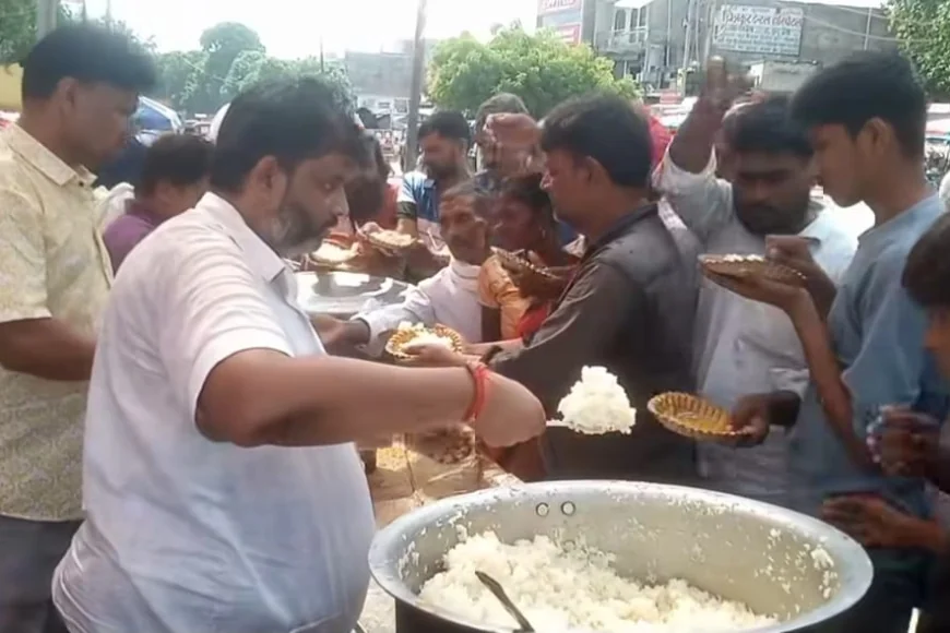 श्रद्धालुओं की वितरित किया गया प्रसाद
