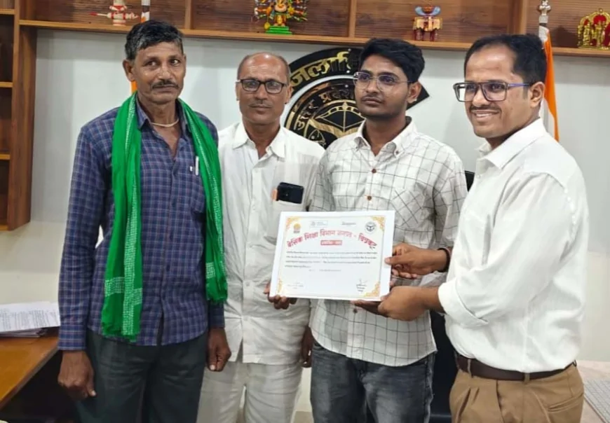 डीएम ने नीट में उत्कृष्ट सफलता पर दो मेधावियों को किया सम्मानित