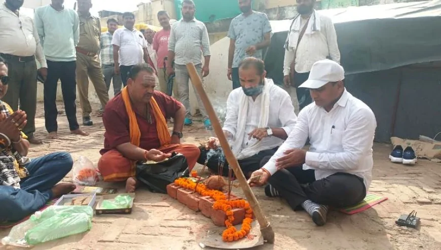 वैदिक मंत्रोच्चार के बीच नगर पंचायत परिसर मऊ में हुआ भूमि पूजन