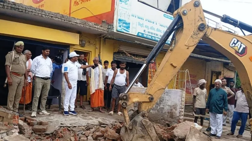 अतिक्रमण पर चला बुलडोजर, सड़क चौड़ीकरण की तैयारी शुरू