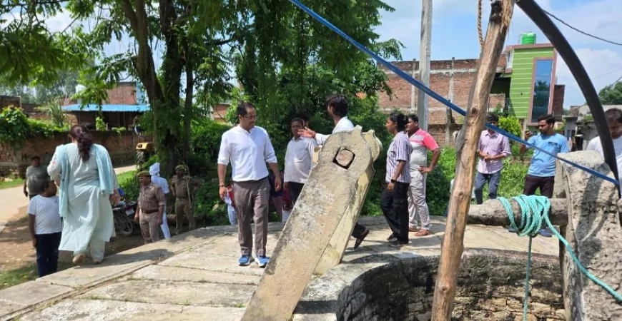 डीएम ने बाकेसिद्ध मंदिर एवं ऐतिहासिक कुएं का किया निरीक्षण