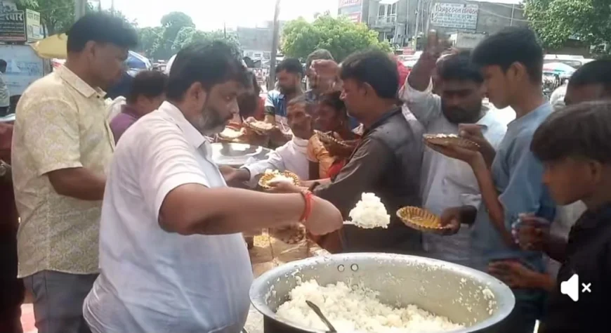 श्रद्धालुओं की वितरित किया गया प्रसाद