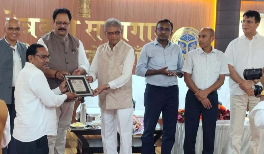 कार्यशाला में सम्मानित किए गए समाजसेवी डॉ. प्रभाकर सिंह