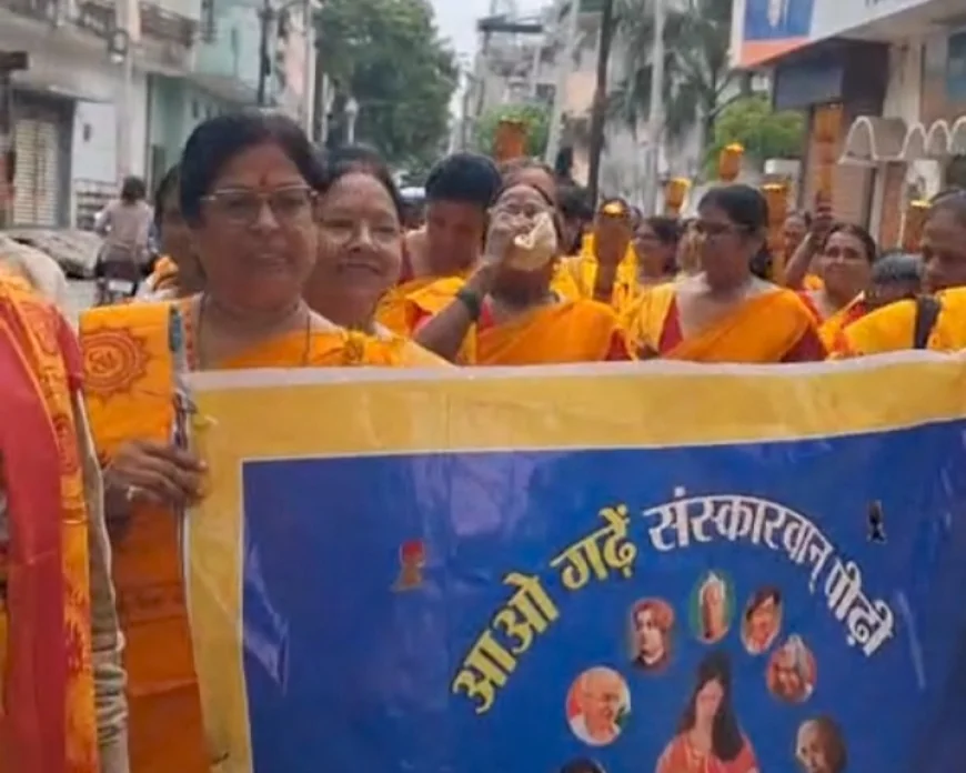 गायत्री परिवार का नारी जय घोष के साथ जन जागरण पदयात्रा