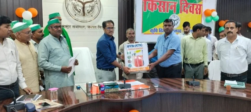किसानों को वितरित किए गए पावर स्प्रेयर, लाइट ट्रैप