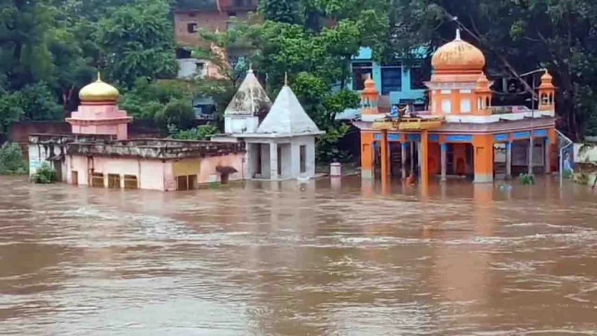 लगातार हुई बारिश से बाढ़ का कहर, चहुंओर दिखा तबाही का मंजर