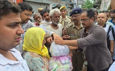 डीएम-एसपी ने बाढ़ प्रभावितों को बांटी राशन किट