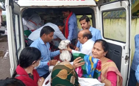 मंदाकिनी की भीषण बाढ़ में सद्गुरु सेवा संघ ट्रस्ट बना सहारा, पीड़ितों तक पहुंचा रहा भोजन-दवा और पेयजल