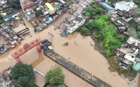 रातभर हुई मूसलाधार बारिश से फिर उफनाई मंदाकिनी, रामघाट की दुकानें डूबीं