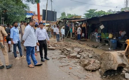 जेसीबी से हटवाया अतिक्रमण, खत्म कराई जलभराव की समस्या