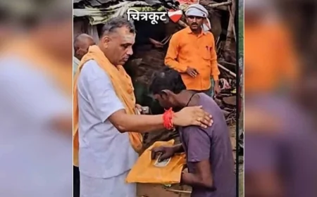 आचार्य नवलेश ने बाढ़ पीड़ितों को बांटे वस्त्र, रुपए