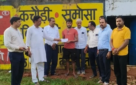 मृतकों के परिजनों को शिक्षकों ने दिए 21-21 हजार रुपए