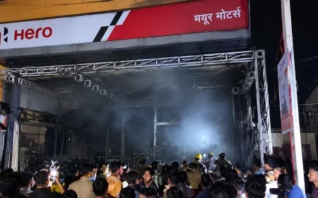 मयूर मोटर्स के शोरूम एवं वर्कशॉप में भीषण आग, 50-60 लाख का नुकसान
