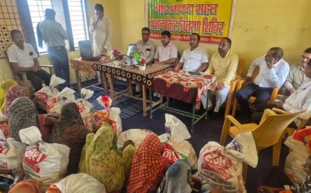 शिक्षक संघ ने तालाब फूटने से प्रभावित परिवारों को बांटी राहत किट