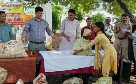 बाढ़ पीड़ितों को बांटी राशन सामग्री