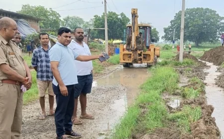 एसडीएम ने जलभराव की शिकायत पर नाली खुदवा कराई जल निकासी, ग्रामीणों को मिली राहत