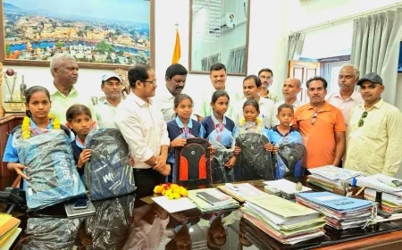 बालिकाओं को सम्मानित कर डीएम ने बढाया हौंसला