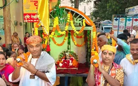 धर्मनगरी में श्रद्धालुओं ने धूमधाम से निकाली श्री कृष्ण जल विहार शोभा यात्रा