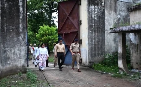 जिला न्यायाधीश, डीएम और एसपी ने किया मंडल कारागार का निरीक्षण