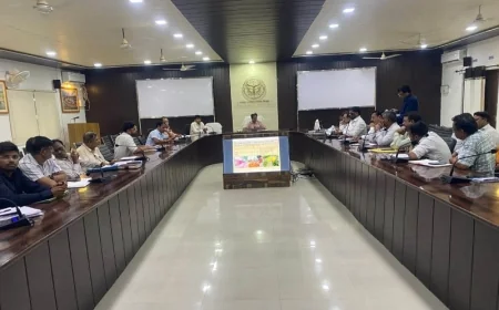 डीएम ने दो लाभार्थियों को दिया दो लाख की एफडी