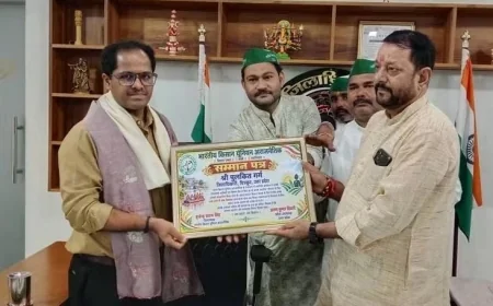 बाढ़ राहत में उत्कृष्ट कार्य पर डीएम-एसपी का नागरिक अभिनंदन