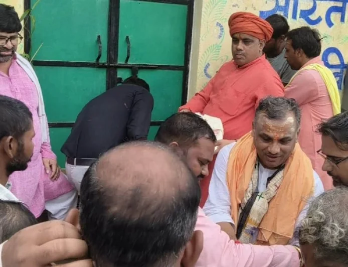 आचार्य नवलेश महाराज ने पहुंचाई मदद