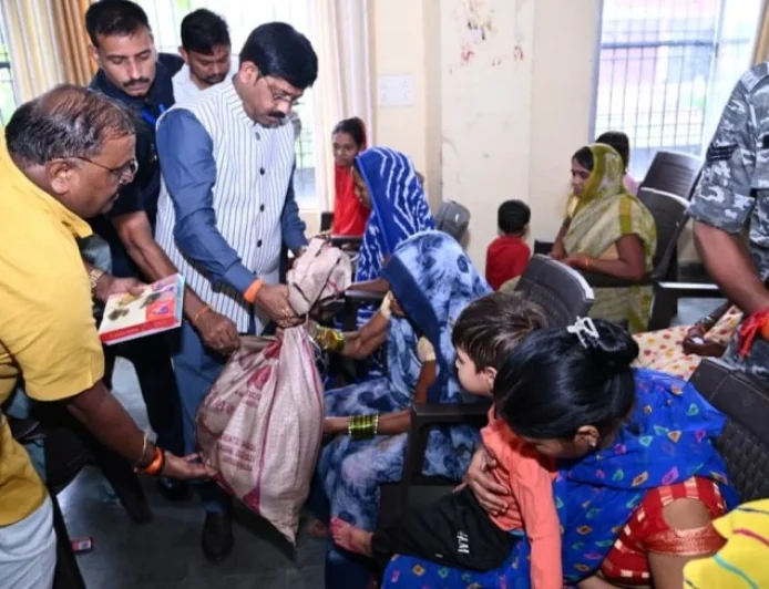 प्रभारी मंत्री ने बाढ़ प्रभावित क्षेत्रों का किया निरीक्षण