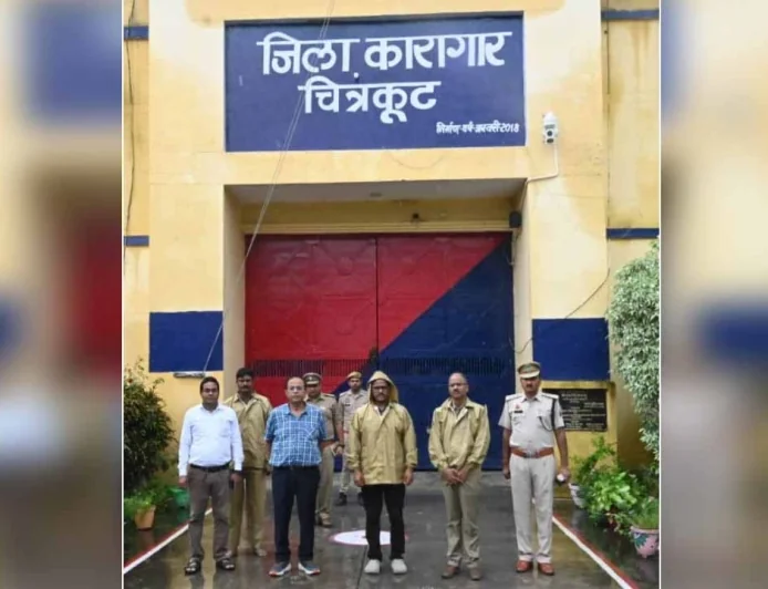 जिला कारागार का डीएम-एसपी ने किया औचक निरीक्षण