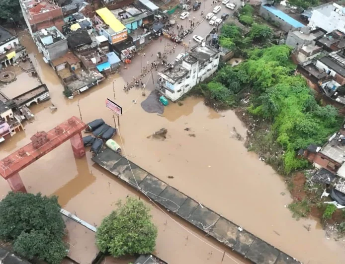 रातभर हुई मूसलाधार बारिश से फिर उफनाई मंदाकिनी, रामघाट की दुकानें डूबीं