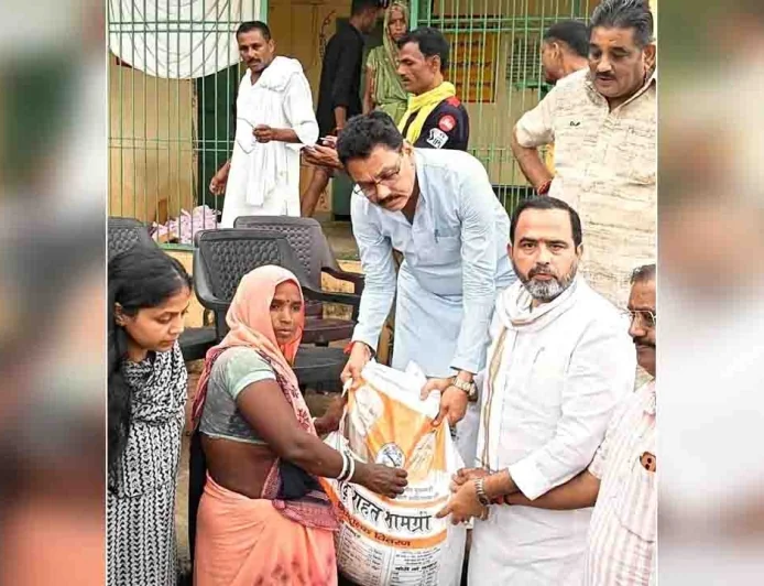 बाढ़ प्रभावित क्षेत्रों में राहत सामग्री का वितरण जारी