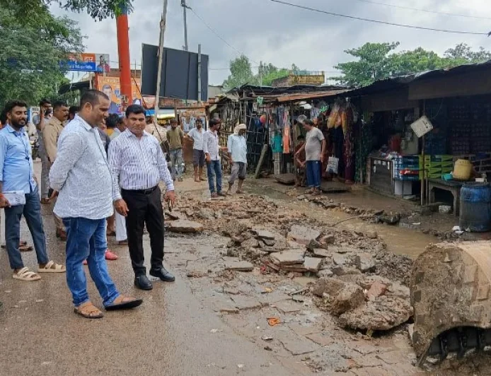 जेसीबी से हटवाया अतिक्रमण, खत्म कराई जलभराव की समस्या