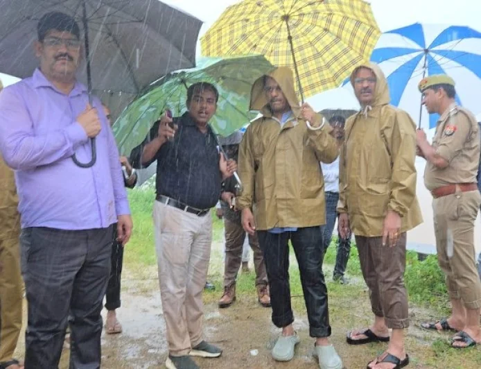 गोपीपुरवा रपटे का डीएम-एसपी ने किया निरीक्षण