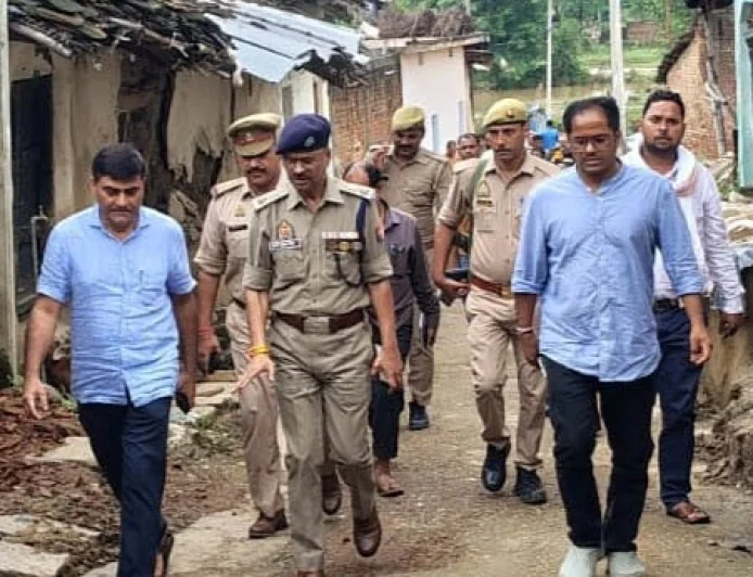 ग्राम सचिवालय में शरण लिए प्रभावित परिवारों से की मुलाकात