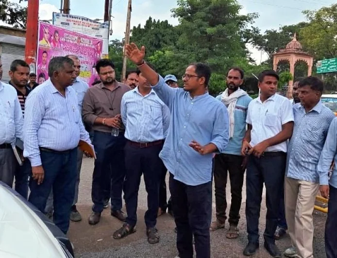 डीएम ने देवांगना-पटेल तिराहा संपर्क मार्ग का किया स्थलीय निरीक्षण