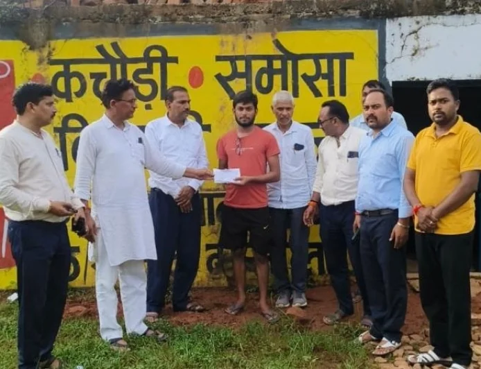 मृतकों के परिजनों को शिक्षकों ने दिए 21-21 हजार रुपए