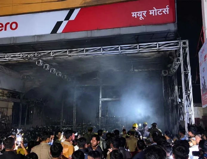 मयूर मोटर्स के शोरूम एवं वर्कशॉप में भीषण आग, 50-60 लाख का नुकसान